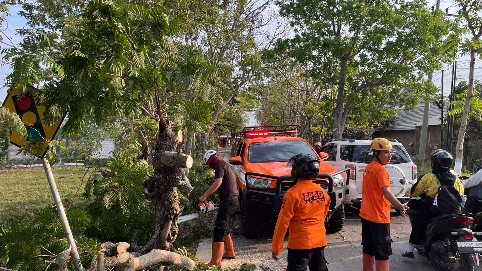 7 Okt 26-Penanganan Pohon Tumbang